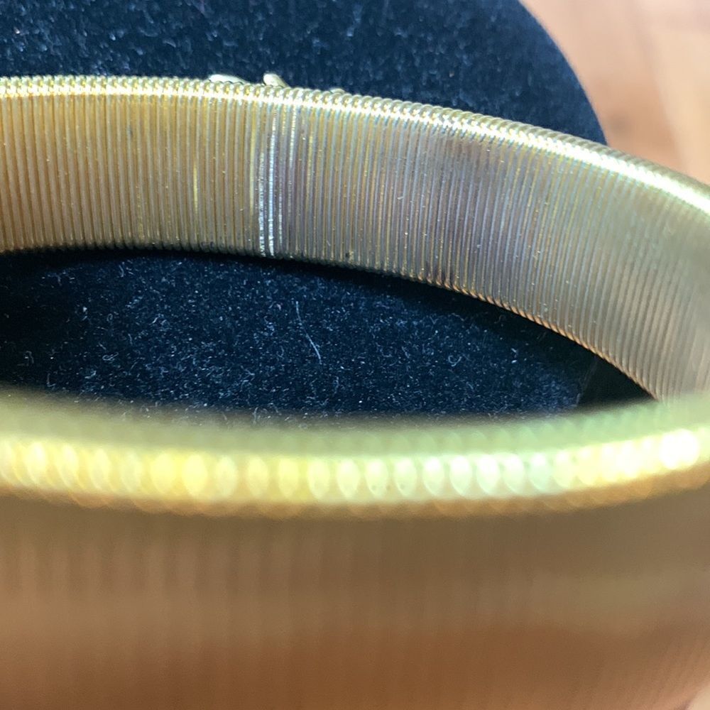 Vintage Gold tone Bracelet coil with butterfly detail - Picture 4 of 6